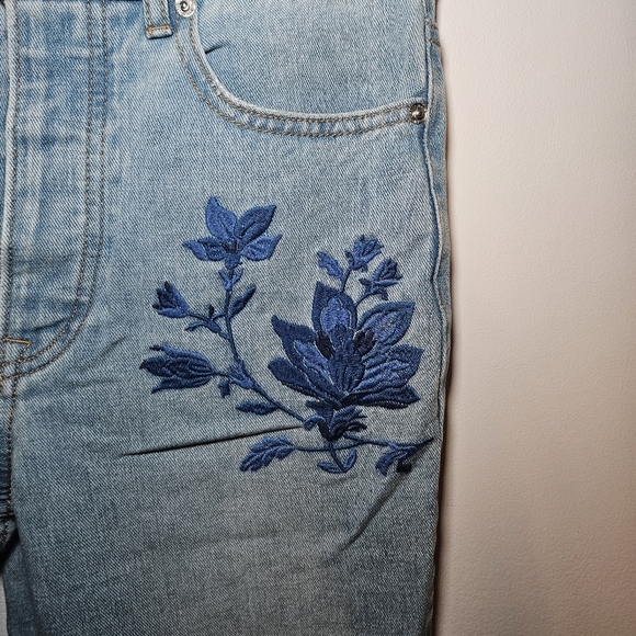 Embroidered Floral Light-Wash Forever 21 Jeans - Picture 2 of 11